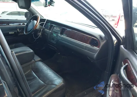 2011 Lincoln Town Car Signature Limited z USA, uszkodzony, nr VIN 2LNBL8CV1BX765272